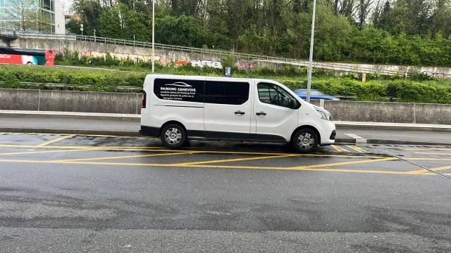 La navette blanche Parking Genevois « Navette gratuite St Julien-en-G – Aéroport Genève » à l'arrêt