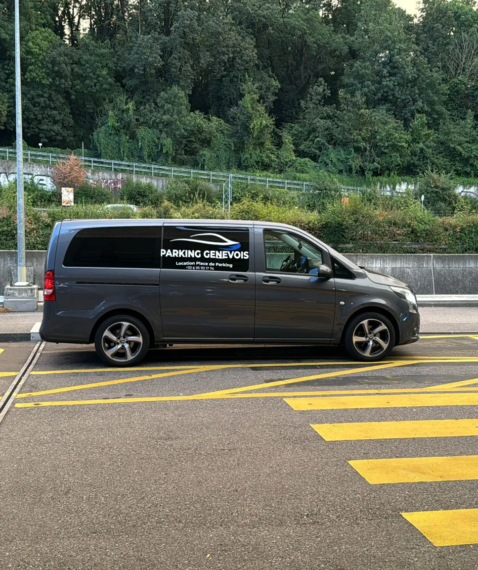Navette grise Parking Genevois avec le lettrage de la société sur la vitre arrière