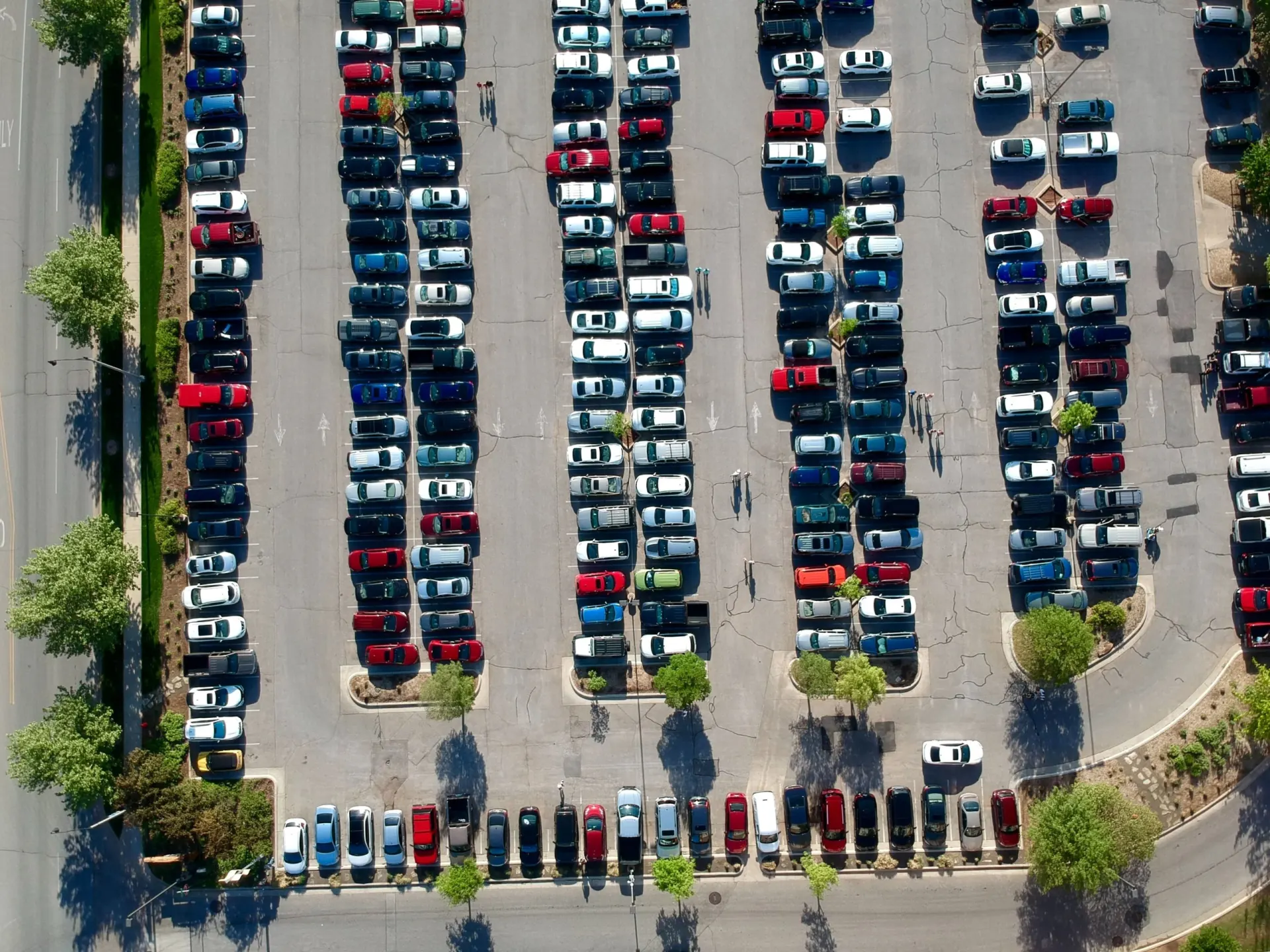 Vue aérienne de rangées de voitures stationnées sur un grand parking extérieur