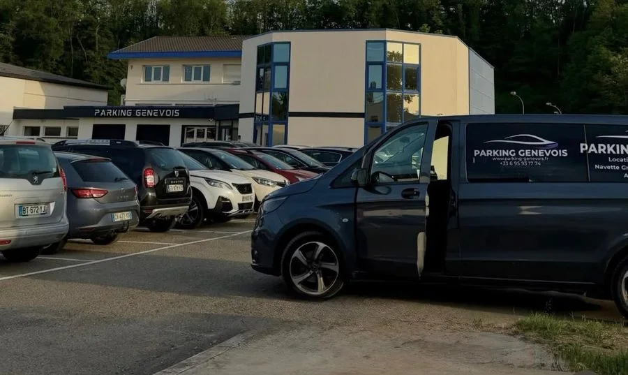 Le site de Parking Genevois à Saint-Julien-en-Genevois : le bâtiment, des voitures garées et la navette